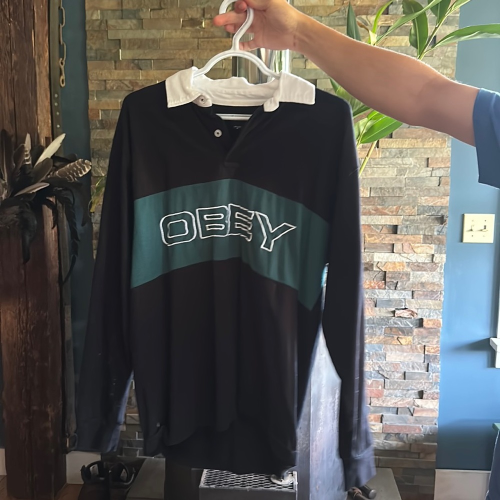 Men’s Medium Obey Collard long sleeve